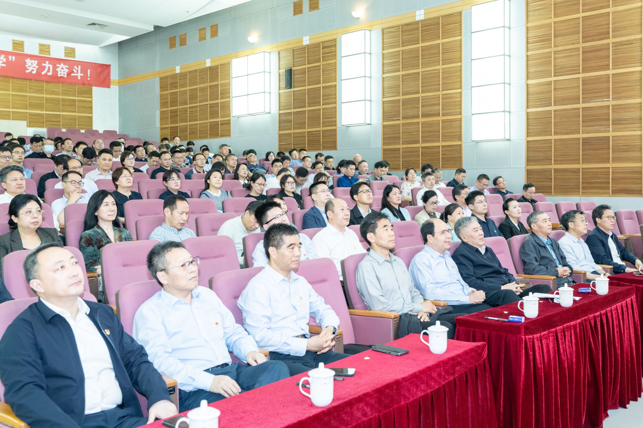 我校举行师生党员教育培训上半年第一次集中大课学习